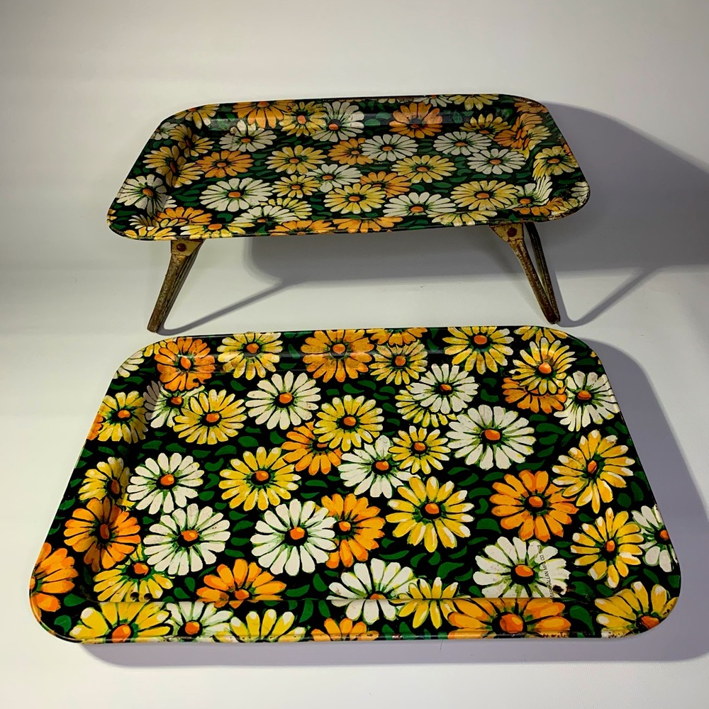 Vintage Marsh Allan Mfg Co 1969 Retro Flower Power Metal TV Trays Folding Legs